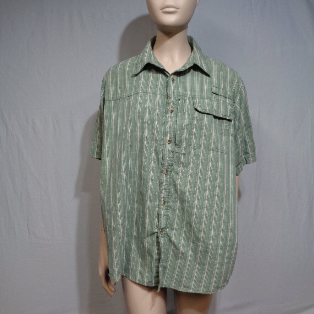 Men's Wrangler green and white plaid button down fishing shirt in size medium.